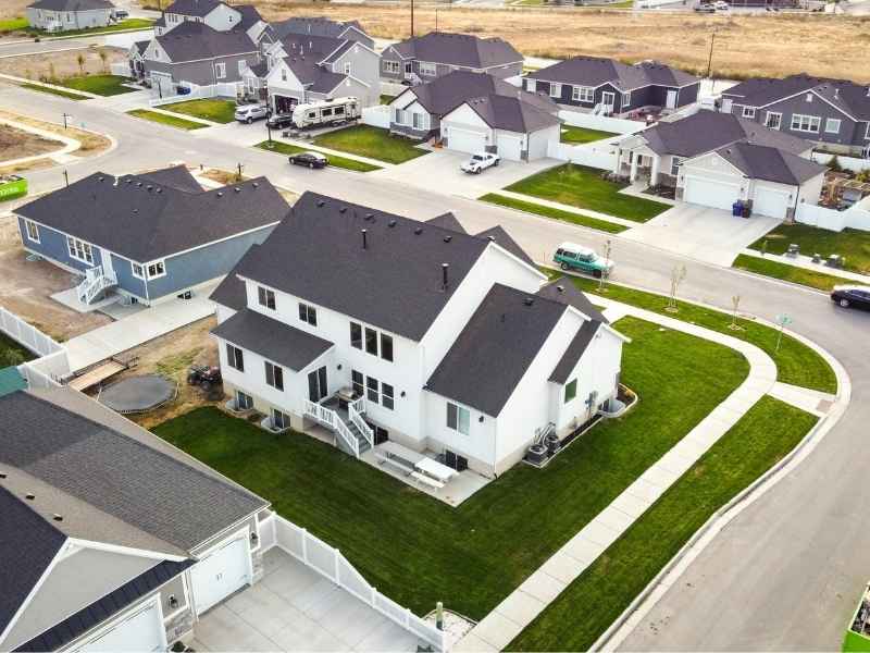 Closing survey reviewing property boundaries and improvements in a residential neighborhood in Alabaster Alabama